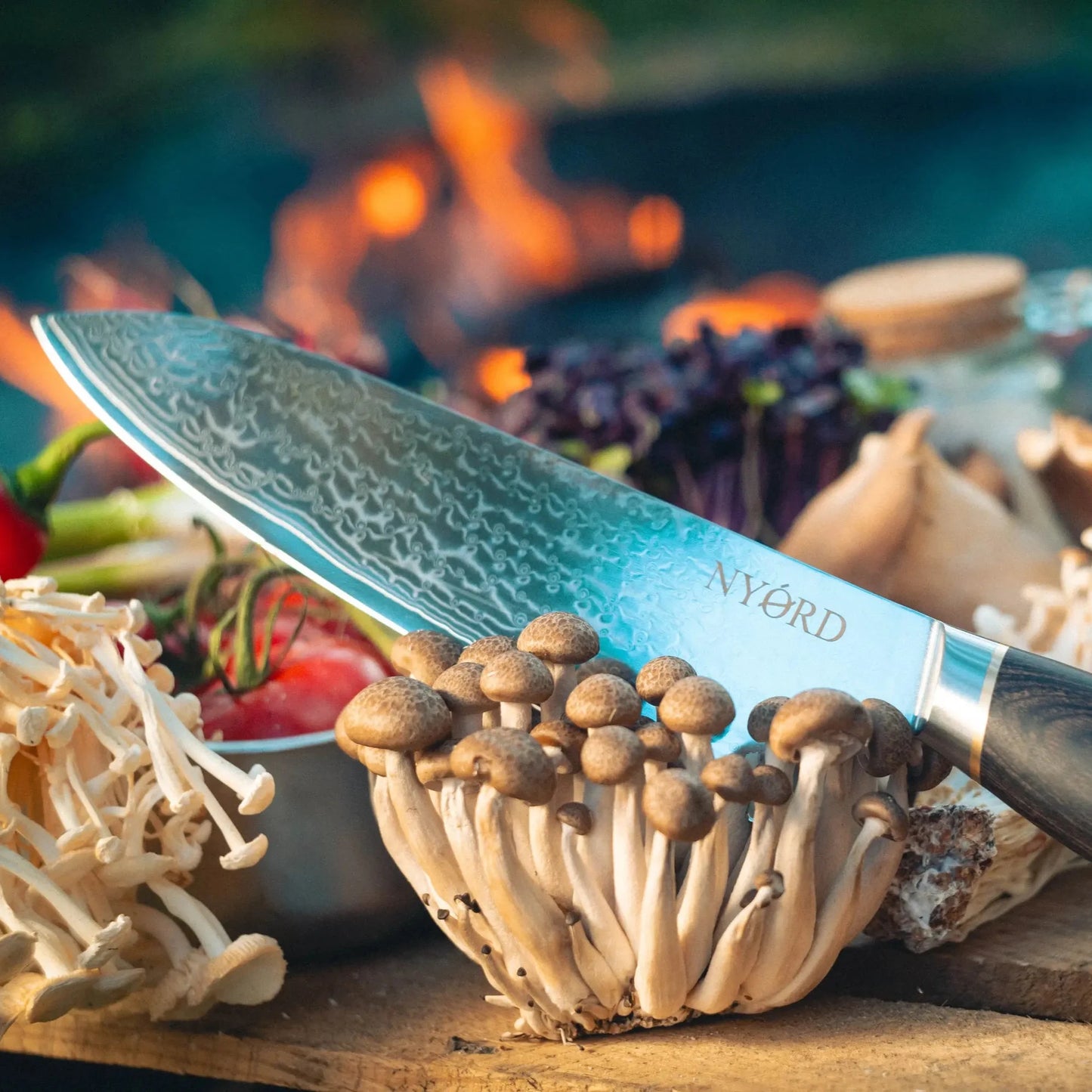 Damast Chefmesser schneidet durch Pilze