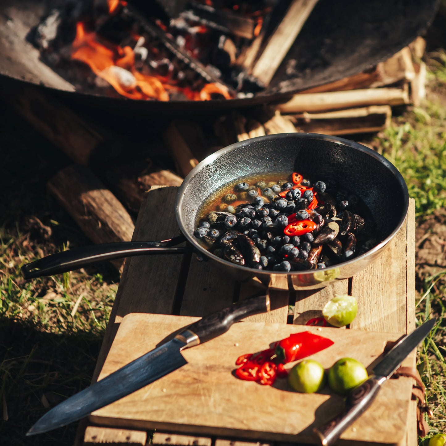 Edelstahl Wokpfanne mit Antihaftbeschichtung Outdoor Bild mit Beeren