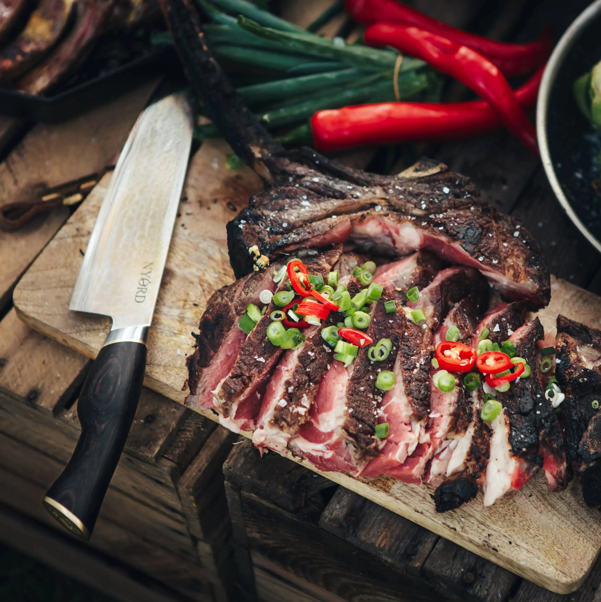 Damast Chefmesser schneidet Steak