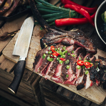 Damast Chefmesser schneidet Steak
