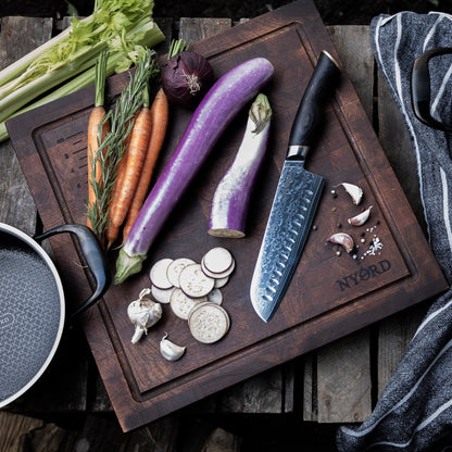 Schneidebrett mit Santoku Messer